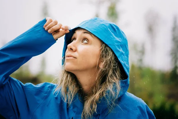 Woman Stood Rain Smiling Raincoat — Stock Photo, Image