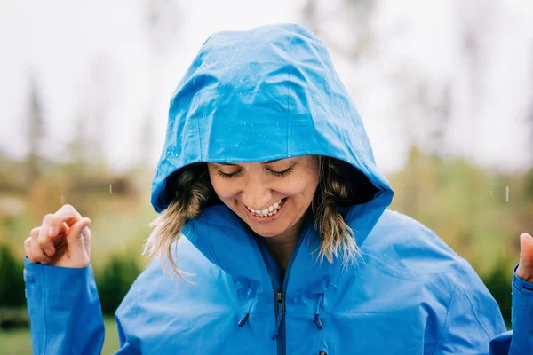 Mujer Parada Bajo Lluvia Sonriendo Afuera Con Impermeable —  Fotos de Stock