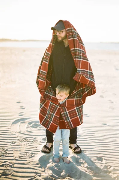 Father Warming His Son Blanket Windy Beach — Stock Photo, Image