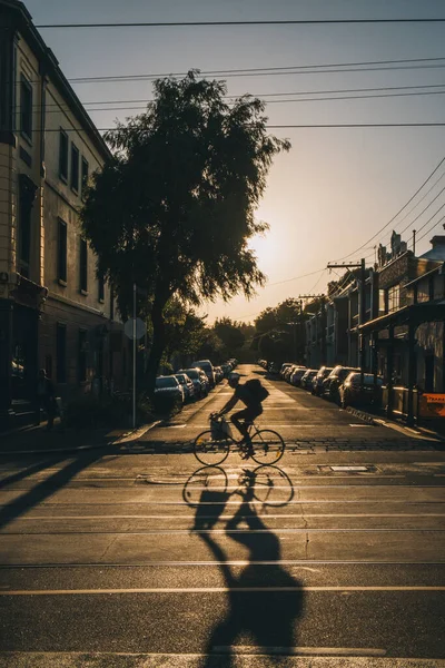 Vista Lateral Pessoa Pedalando Contra Sol Pôr Sol — Fotografia de Stock