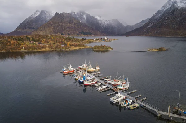 Lofoten Takımadaları Norveç Dağlarla Karla Kaplı Lofoten Adaları Manzarası — Stok fotoğraf