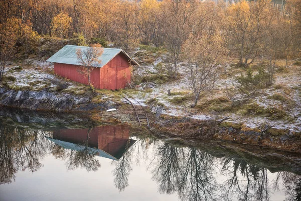 Dům Dřevěném Přístavu Norském Fjordu — Stock fotografie