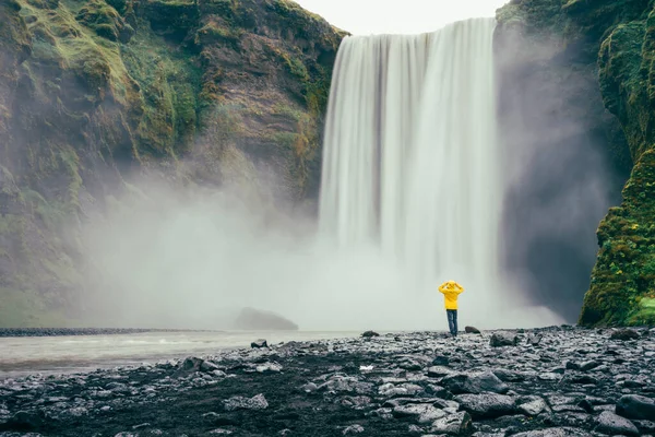 Schöner Wasserfall Den Bergen Und Frau — Stockfoto