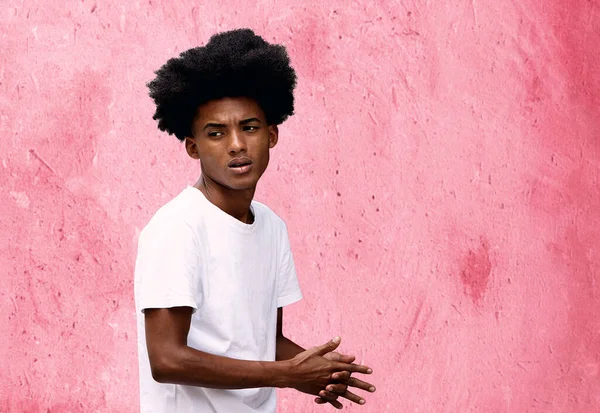 Atraente Jovem Homem Negro Passeando Diante Uma Parede Rosa Cuba — Fotografia de Stock