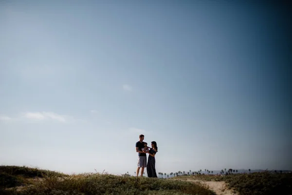 Madre Padre Sosteniendo Sol Joven Playa Silueta —  Fotos de Stock