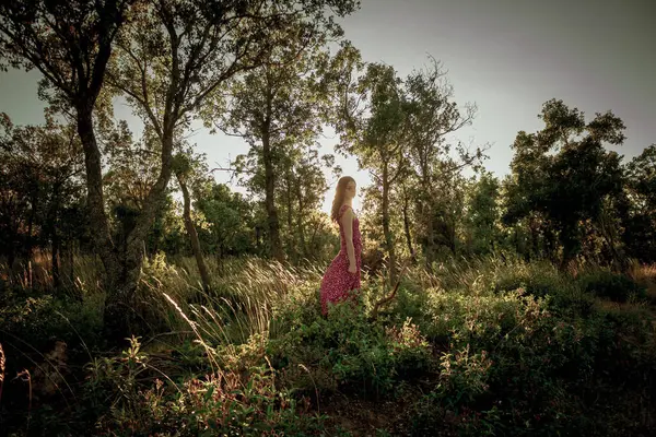 Młoda Kobieta Środku Lasu Długiej Letniej Sukience — Zdjęcie stockowe