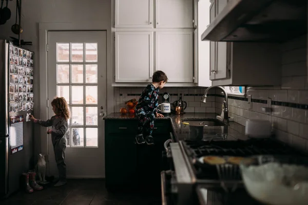 Genç Bir Oğlan Kız Kahvaltı Saatinde Mutfağa Yardım Ediyorlar — Stok fotoğraf