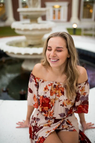 Estudante Universitário Rindo Por Uma Fonte Pátio — Fotografia de Stock