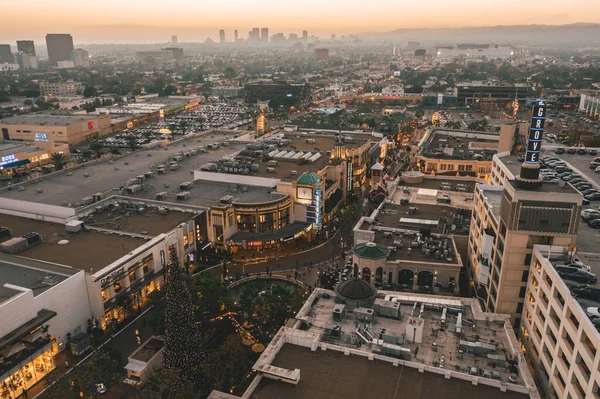 Grove Shopping Center Los Ángeles Atardecer Con Tiendas Hollywood Skyline —  Fotos de Stock