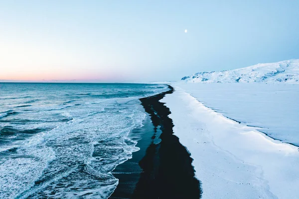 Верхняя Воздушная Съемка Красивого Черного Пляжа Исландии Зимой Штаб Квартирой — стоковое фото
