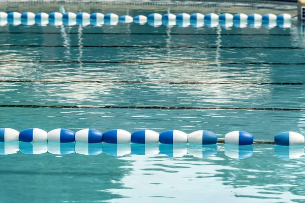 Schwimmender Fahrbahnteiler Schwimmbad — Stockfoto