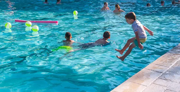 Děti Hrají Bazénu — Stock fotografie