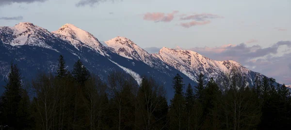 Sun Sets Snow Covered Mountains Spring Day Coast Mountains British — Stock Photo, Image