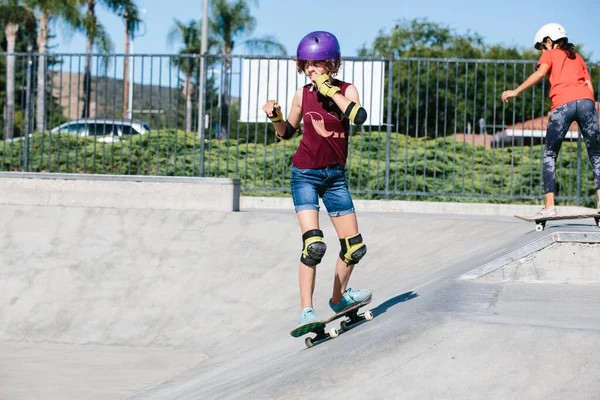 Teen Girl Skateboards Skatepark While Scratching Her Face — Stock Photo, Image