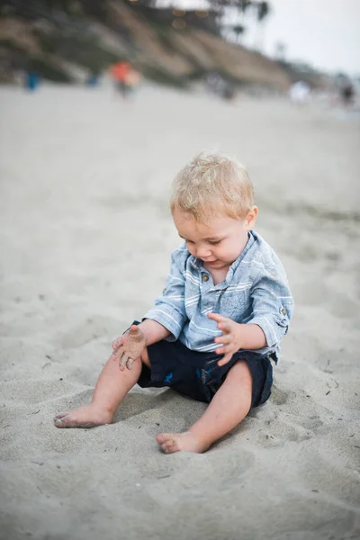 Mały Chłopiec Bawiący Się Piaskiem Kalifornijskiej Plaży — Zdjęcie stockowe