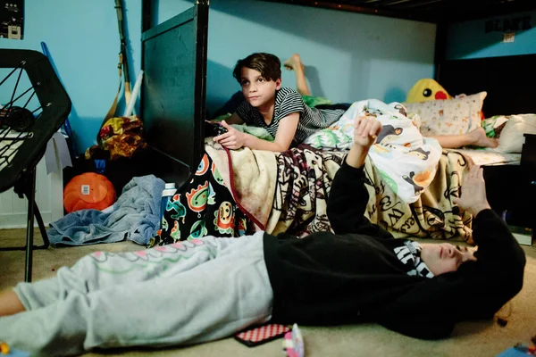 Αγόρι Στην Κάτω Κουκέτα Του Παίζει Βιντεοπαιχνίδια Και Αδελφή Στο — Φωτογραφία Αρχείου