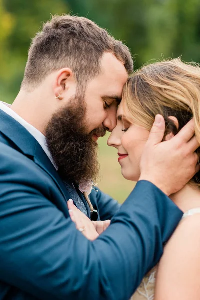 Portret Van Een Pas Getrouwde Man Vrouw Zoenen — Stockfoto