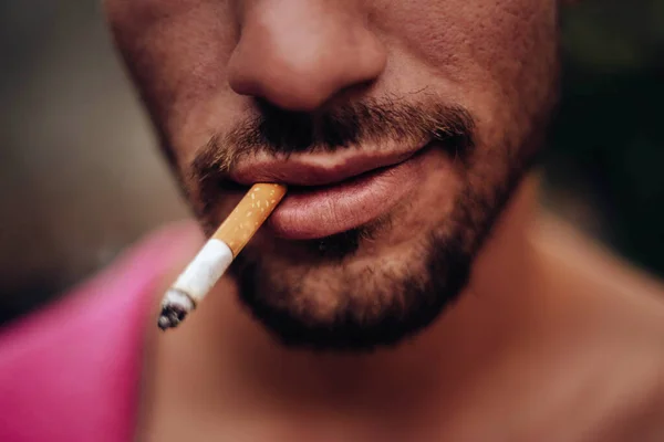 Крупный План Человека Курящего Улице — стоковое фото