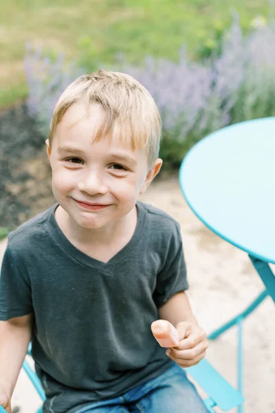 Boy Enjoying His Popsicle Patio — Stock Photo, Image