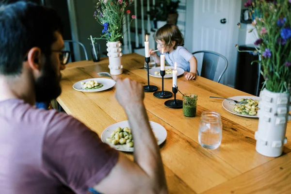 Young Family Enjoying Dinner Together Homegrown Pesto — Stock Photo, Image