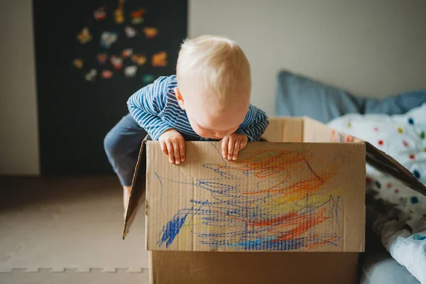 Niño Pequeño Jugando Dibujando Una Caja Casa Durante Encierro — Foto de Stock