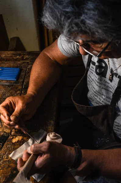 Vioolbouwer Luthier Zijn Atelier Snijden Beeldhouwen Van Een Vioolrol — Stockfoto