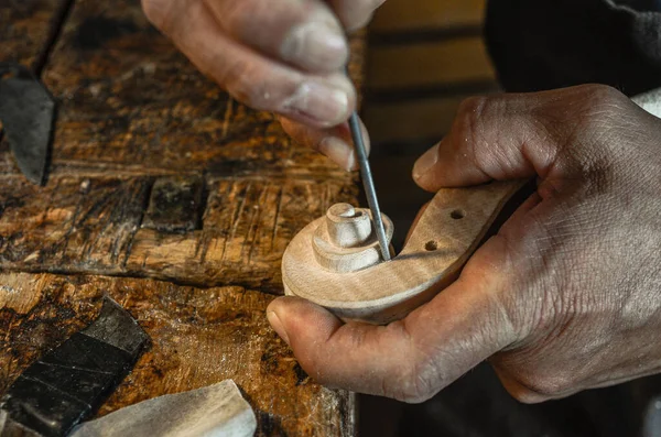 바이올린 두루마리를 조각하고 조각하는 자신의 크레모나 이탈리아 작업장에서 바이올린 제작자 — 스톡 사진