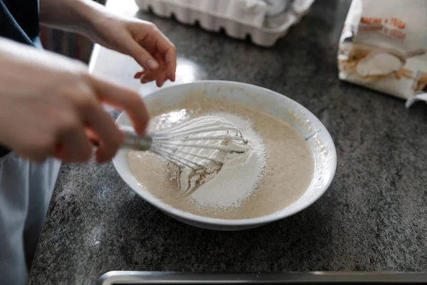 익명의 사람은 집에서 페이스트리를 요리하면서 밀가루를 반죽에 섞는다 — 스톡 사진