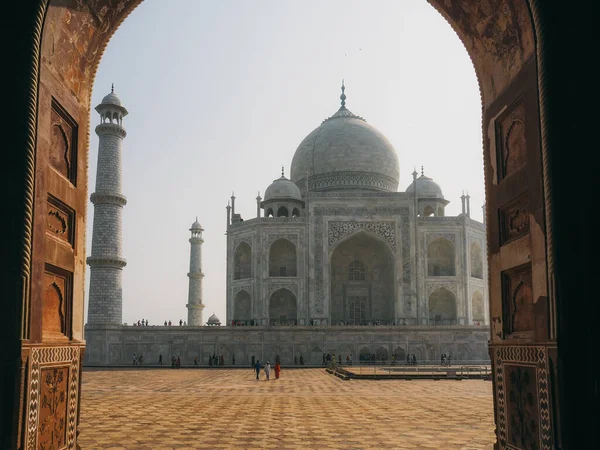 世界の驚異に足を踏み入れると タージ マハル インディア — ストック写真