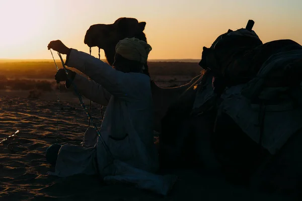 砂漠にラクダを連れた男 — ストック写真