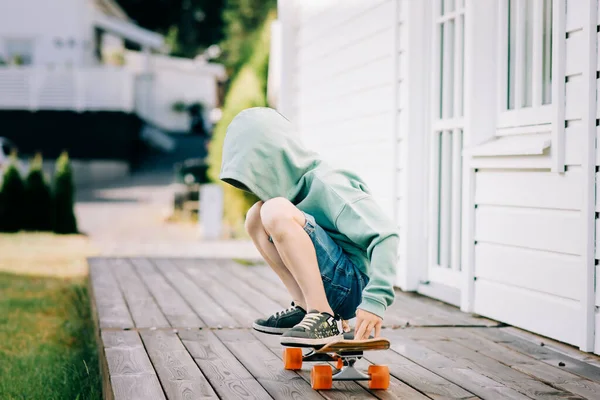 Boy Sit Skateboard His Hood Hiding His Face — Stock Photo, Image