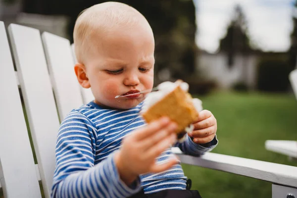 Close Menino Comendo Smores Com Uma Série Marshmallows Derretidos — Fotografia de Stock