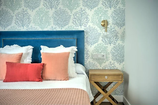 Όμορφα Πολυτελή Μαξιλάρια Στο Κρεβάτι Εσωτερικό Δωμάτιο — Φωτογραφία Αρχείου