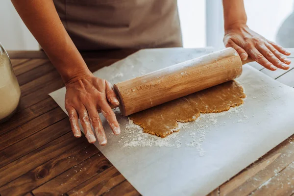 Tiro Recortado Mujer Haciendo Masa Para Galletas Cocina — Foto de Stock