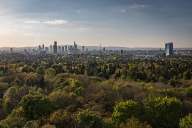 Skyline Frankfurt am Main tamamen 2017 yılında bir yangından sonra yanıp kül Goethetower üstünden gördüm ile Cityscape
