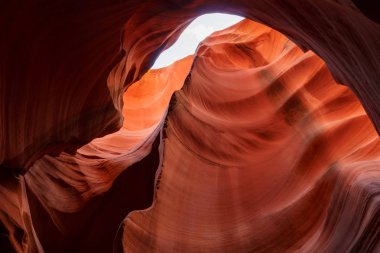 Renkli kum taşı oluşumu içinde nefes kesen alt antilop Kanyonu sayfa, Arizona yakınlarında