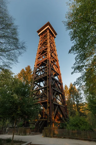 Goethetower veya Goetheturm de Frankfurt am Main ünlü cazibe oldu. 43 metre Frankfurt manzarası güzel bir görünüme sunulan yüksek. Bu resim kule Nisan 2017 yılında gösteriyor. Ekim 2017 yılında tamamen yanmış.