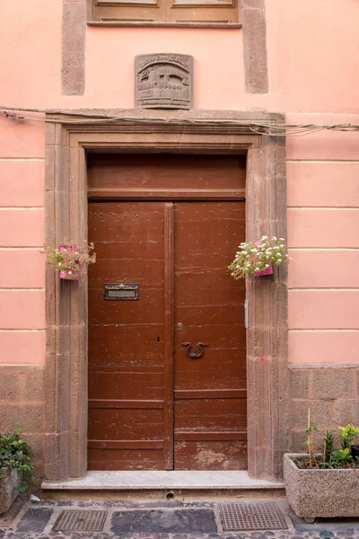 Porta Dianteira Marrom Madeira Uma Casa Com Uma Decoração Flor — Fotografia de Stock