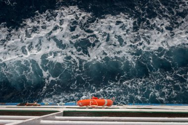Su üstünde bir feribot dışında asılı bir yeleğini