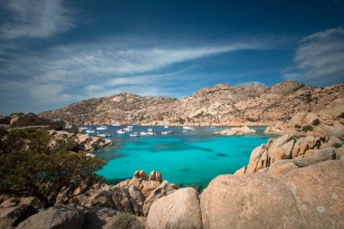 Birçok tekne güzel Cala Coticcio Caprera İtalyan Adası üzerinde ankraj
