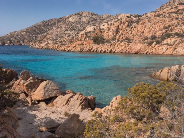 Cala Bianca beach Caprera İtalyan Adası üzerinde hiçbir kişi