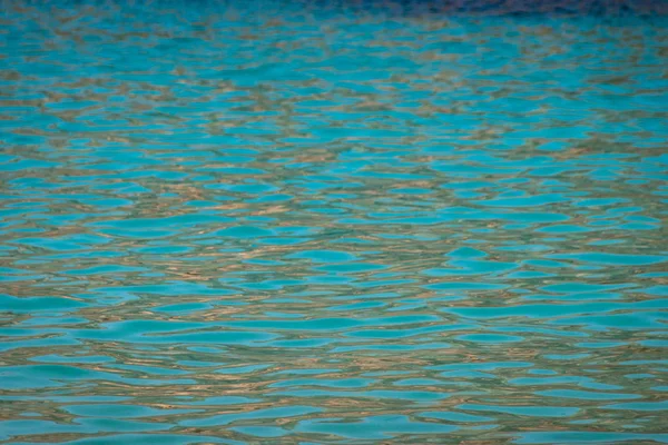 反射と青い海の水の質感 — ストック写真