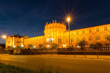 Alman Wiesbaden şehir gece kalede Biebrich önü uzun pozlama