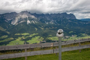 Wilder Kaiser dağlar, Avusturya panoramik manzaralı bir teleskop infront-ahşap bir çit ile