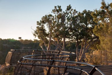 Sabahın erken saatlerinde büyük kanyon Marther noktada boş demir parmaklıklar
