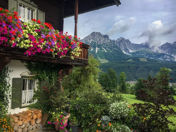 Drewniany Balkon Pełen Kwiatów Letnich Gór Wilder Kaiser Tle — Zdjęcie stockowe