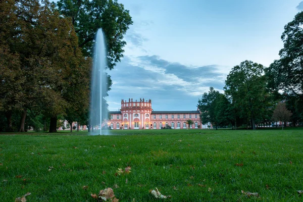 Zurück Zur Burg Biebrich Wiesbaden Mit Wasserbrunnen Der Dämmerung — Stockfoto