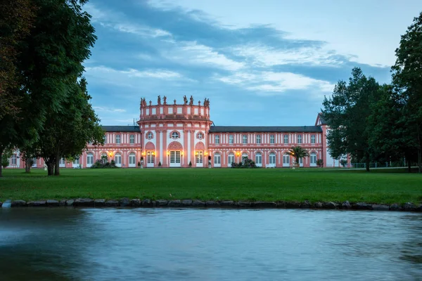 Zurück Zur Burg Biebrich Wiesbaden Mit Wasserbrunnen Der Dämmerung — Stockfoto
