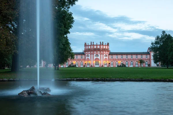 Zurück Zur Burg Biebrich Wiesbaden Mit Wasserbrunnen Der Dämmerung — Stockfoto