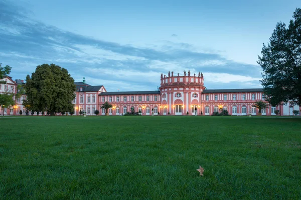 Zurück Zur Burg Biebrich Wiesbaden Mit Wasserbrunnen Der Dämmerung — Stockfoto